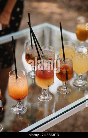 Erfrischende Zitruscocktails auf einem Glastisch an der Bar Stockfoto