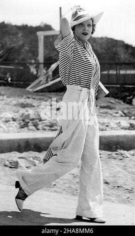 MARLENE DIETRICH im August 1933 im Urlaub am Cap D'Antibes in Südfrankreich Stockfoto