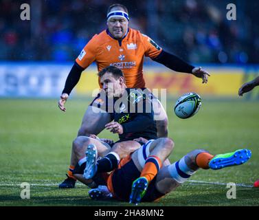 LONDON, GROSSBRITANNIEN. 11th, Dezember 2021. Ivan van Zyl von Saracens wird am Samstag, den 11. Dezember 2021, während DER EPCR Challenge Cup Runde 1 zwischen Saracens und Edinburgh Rugby im StoneX Stadium angegangen. LONDON, ENGLAND. Kredit: Taka G Wu/Alamy Live Nachrichten Stockfoto