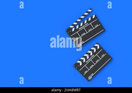 Filmklapper-Boards auf blauem Hintergrund. Zubehör für die Filmproduktion. Kinematografie-Konzept. Film im Kino. Draufsicht. Speicherplatz kopieren. 3D Rendern Stockfoto