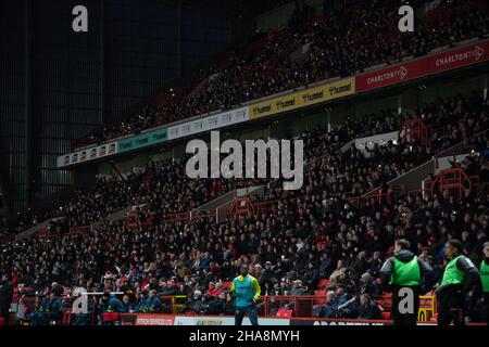 London, Großbritannien. 11th Dez 2021. Charlton Athletic-Fans beim Sky Bet League 1-Spiel zwischen Charlton Athletic und Cambridge United am 11. Dezember 2021 im Valley, London, England. Foto von Alan Stanford/Prime Media Images. Quelle: Prime Media Images/Alamy Live News Stockfoto
