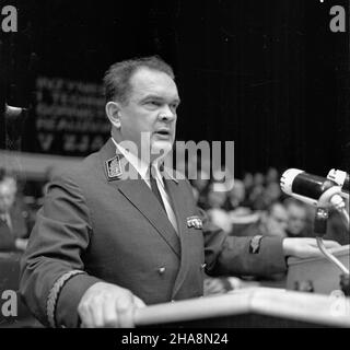 Katowice, 1969-11-17. W Domu Kultury kopalni Wieczorek odby³ siê XIV Zwyczajny Zjazd Delegatów Stowarzyszenia in¿ynierów i Techników Górnictwa. Zjazd obradowa³ pod has³em: In¿ynierowie i Technicy Górnictwa realizuj¹ uchwa³y II i IV Plenum KC PZPR. Obrady zainaugurowa³ prezes SIiTG, Minister górnictwa i energetyki Jan Mitrêga (nz.). uu PAP/Kazimierz Seko Katowice, 17. November 1969. Der Culture Club der Wieczorek Mine war Gastgeber des Delegiertenkongresses 14th der Mining Engineers' and Technicans' Society. Der Slogan des Kongresses lautete: Bergbauingenieure und Techniker hinter den Resolutionen der 2 Stockfoto