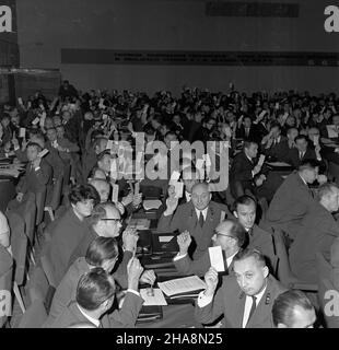 Katowice, 1969-11-17. W Domu Kultury kopalni Wieczorek odby³ siê XIV Zwyczajny Zjazd Delegatów Stowarzyszenia in¿ynierów i Techników Górnictwa. Zjazd obradowa³ pod has³em: In¿ynierowie i Technicy Górnictwa realizuj¹ uchwa³y II i IV Plenum KC PZPR. Obrady zainaugurowa³ prezes SIiTG, Minister górnictwa i energetyki Jan Mitrêga. NZ. sala obrad podczas g³osowania. uu PAP/Kazimierz Seko Katowice, 17. November 1969. Der Culture Club der Wieczorek Mine war Gastgeber des Delegiertenkongresses 14th der Mining Engineers' and Technicans' Society. Der Slogan des Kongresses lautete: Bergbauingenieure und Techniker seien es Stockfoto