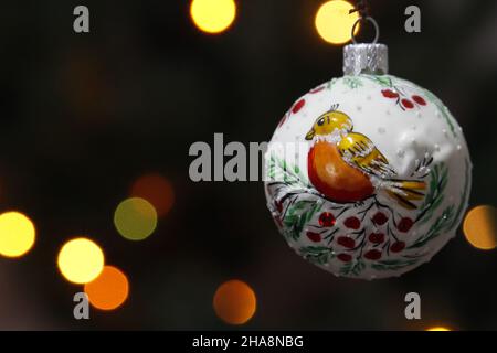 Schöne Weihnachten Kugel mit Winter vogel Bild Stockfoto
