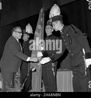 Katowice, 1969-11-17. W Domu Kultury kopalni Wieczorek odby³ siê XIV Zwyczajny Zjazd Delegatów Stowarzyszenia in¿ynierów i Techników Górnictwa. Zjazd obradowa³ pod has³em: In¿ynierowie i Technicy Górnictwa realizuj¹ uchwa³y II i IV Plenum KC PZPR. Obrady zainaugurowa³ prezes SIiTG, Minister górnictwa i energetyki Jan Mitrêga. NZ. Gratulacje dla zas³u¿Onych pracowników górnictwa. uu PAP/Kazimierz Seko Katowice, 17. November 1969. Der Culture Club der Wieczorek Mine war Gastgeber des Delegiertenkongresses 14th der Mining Engineers' and Technicans' Society. Der Slogan des Kongresses lautete: Mining Engineer Stockfoto