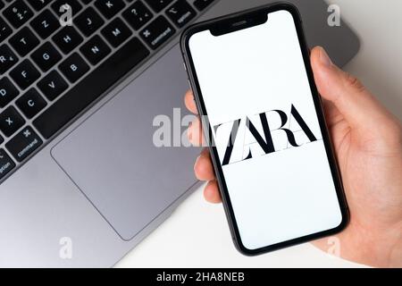 Zara-Anwendungslogo für Online-Shopping auf dem Bildschirm des Mobiltelefons. Mann Hand hält ein Smartphone mit Anwendung. November 2021, San Francisco, USA Stockfoto