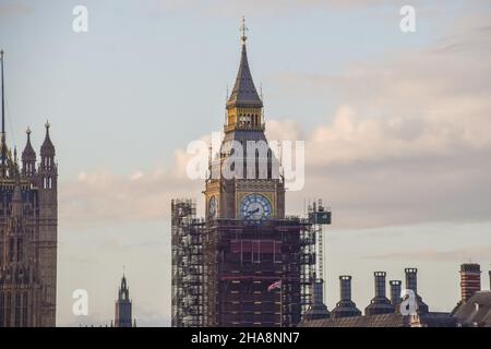 London, Großbritannien. 10th. Dezember 2021. Die Oberseite des Big Ben und die Zifferneuerung der Uhr werden enthüllt, während die Renovierung des Big Ben fortgesetzt wird. Die Renovierungsarbeiten am berühmten Wahrzeichen, dem offiziellen Elizabeth Tower, begannen 2017 und sollen 2022 abgeschlossen werden. Stockfoto