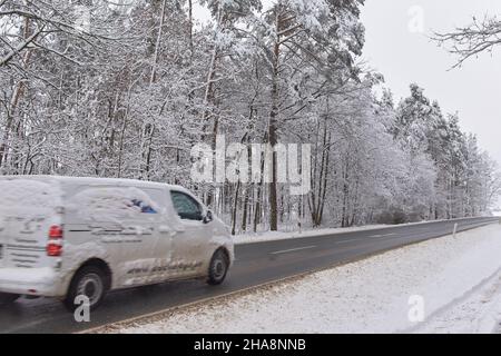 Kleinbus fährt bei schneebedecktem Wetter Stockfoto