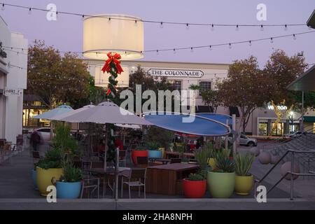 Sitzplatz im Freien, Food Court und Einkaufsviertel, auf der South Lake Avenue in der Stadt Pasadena in der Abenddämmerung gezeigt. Stockfoto