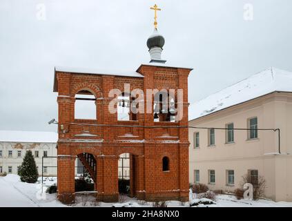 Glockenturm in der Eremitage der Insel Vwedenskaya an einem Wintertag. Russland, Region Wladimir Stockfoto