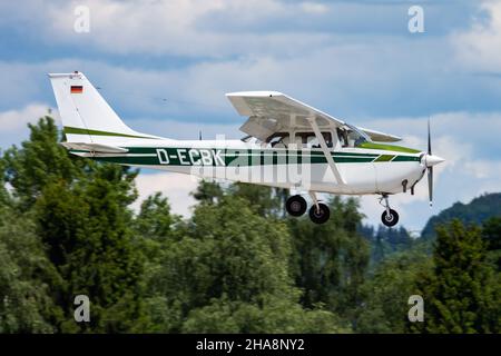 Salzburg, Österreich - 20. Mai 2013: Verkehrsflugzeug am Flughafen und Flugplatz. Kleine und Sportflugzeuge. Allgemeine Luftfahrtindustrie. VIP-Transport. Zivil Stockfoto