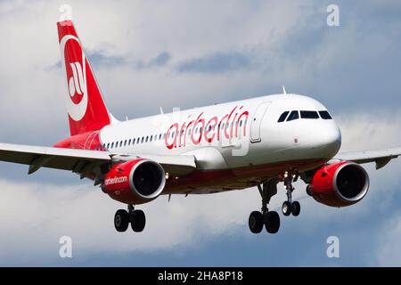 Salzburg, Österreich - 20. Mai 2013: Air Berlin Passagierflugzeug am Flughafen. Flugreisen planen. Luftfahrt und Flugzeuge. Luftverkehr. Weltweit international Stockfoto