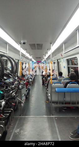 Innenansicht des Stadtzuges von Trenes Argentinos, Buenos Aires, Argentinien. Hochwertige Fotos Stockfoto