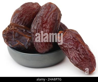 Frische arabische Datteln in einer Keramikschale auf weißem Hintergrund Stockfoto