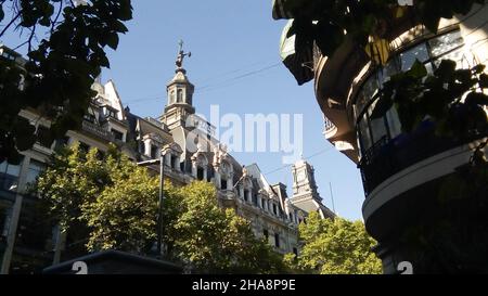 Ansicht der Wohnungsfassaden im neoklassizistischen französischen Stil, Buenos Aires, Argentinien. Hochwertige Fotos Stockfoto