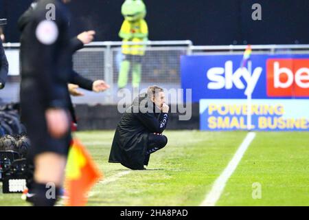 EnviroVent Stadium, Harrogate, England - 11th. Dezember 2021 Jon Brady Manager von Northampton- während des Spiels Harrogate gegen Northampton, EFL League 2, 2021/22, im EnviroVent Stadium, Harrogate, England - 11th. Dezember 2021 Credit: Arthur Haigh/WhiteRoseFotos/Alamy Live News Stockfoto