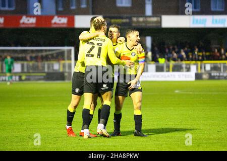 EnviroVent Stadium, Harrogate, England - 11th. Dezember 2021 Harrogate-Spieler gratulieren Jack Diamond (21), nachdem er es 1 - 1 während des Spiels Harrogate gegen Northampton, EFL League 2, 2021/22, im EnviroVent Stadium, Harrogate, England - 11th. Dezember 2021 Credit: Arthur Haigh/WhiteRoseFotos/Alamy Live News Stockfoto