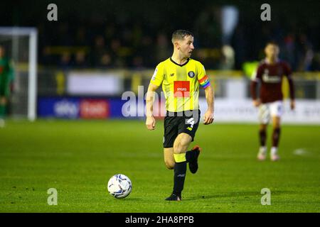 EnviroVent Stadium, Harrogate, England - 11th. Dezember 2021 Josh Falkingham (4) von Harrogate - während des Spiels Harrogate gegen Northampton, EFL League 2, 2021/22, im EnviroVent Stadium, Harrogate, England - 11th. Dezember 2021 Credit: Arthur Haigh/WhiteRoseFotos/Alamy Live News Stockfoto