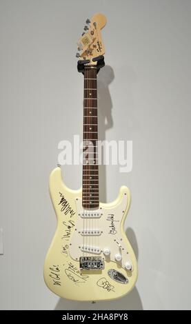 New York, USA. 11th Dez 2021. 2010 Fender Squire Bullet Strat wird am 11. Dezember 2021 in der Vorauktionsausstellung der Nile Rodgers Collection bei Christie's in New York, NY, ausgestellt. (Foto von Stephen Smith/SIPA USA) Quelle: SIPA USA/Alamy Live News Stockfoto