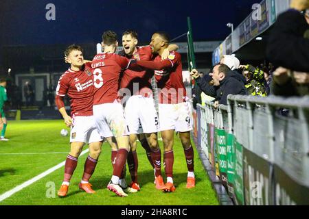 EnviroVent Stadium, Harrogate, England - 11th. Dezember 2021 Jon Guthrie (5) aus Northampton feiert nach dem Spiel 1 - 2 während des Spiels Harrogate gegen Northampton, EFL League 2, 2021/22, im EnviroVent Stadium, Harrogate, England - 11th. Dezember 2021 Credit: Arthur Haigh/WhiteRoseFotos/Alamy Live News Stockfoto