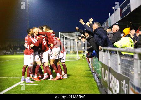 EnviroVent Stadium, Harrogate, England - 11th. Dezember 2021 Northampton-Spieler feiern, nachdem Jon Guthrie es schafft 1- 2 während des Spiels Harrogate gegen Northampton, EFL League 2, 2021/22, im EnviroVent Stadium, Harrogate, England - 11th. Dezember 2021 Credit: Arthur Haigh/WhiteRoseFotos/Alamy Live News Stockfoto