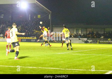 EnviroVent Stadium, Harrogate, England - 11th. Dezember 2021 Danny Rose (32) aus Northampton mit einem tollen Scherenstoß - während des Spiels Harrogate gegen Northampton, EFL League 2, 2021/22, im EnviroVent Stadium, Harrogate, England - 11th. Dezember 2021 Credit: Arthur Haigh/WhiteRoseFotos/Alamy Live News Stockfoto