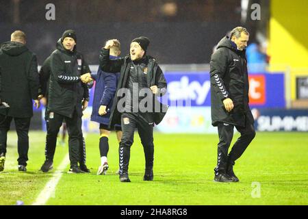 EnviroVent Stadium, Harrogate, England - 11th. Dezember 2021 Jon Brady Manager von Northampton schlägt die Luft nach dem Sieg heute während des Spiels Harrogate gegen Northampton, EFL League 2, 2021/22, im EnviroVent Stadium, Harrogate, England - 11th. Dezember 2021 (Foto von Arthur Haigh/WhiteRosePhotos) Stockfoto