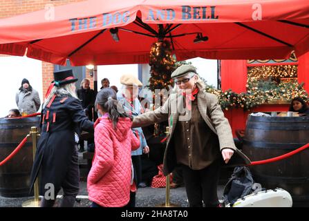 London, Großbritannien, Dezember 11th 2021. Fowlers Molly Dancers besuchen Pubs in Deptford, SE London. Molly Dancing ist eine Form des englischen Morris-Tanzes und wird traditionell von außer-Arbeit Pflugbys (verkleidet) im Winter des 19th. Jahrhunderts durchgeführt, um etwas Biergeld zu verdienen. Monica Wells/Alamy Live News Stockfoto