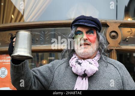 London, Großbritannien, Dezember 11th 2021. Fowlers Molly Dancers besuchen Pubs in Deptford, SE London. Molly Dancing ist eine Form des englischen Morris-Tanzes und wird traditionell von außer-Arbeit Pflugbys (verkleidet) im Winter des 19th. Jahrhunderts durchgeführt, um etwas Biergeld zu verdienen. Monica Wells/Alamy Live News Stockfoto