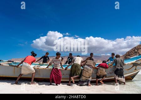 Fischer am Sandstrand der Insel Socotra im Jemen, 23. Oktober 2021. (CTK Photo/Ondrej Zaruba) Stockfoto