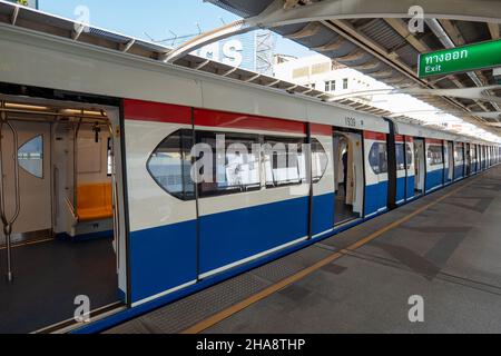 Bangkok, Thailand - Dezember 2021: BTS Skytrain am Bahnsteig. BTS ist Bangkok Transit System Zug fährt auf der Schiene i der Hauptstadt von Thailand Stockfoto