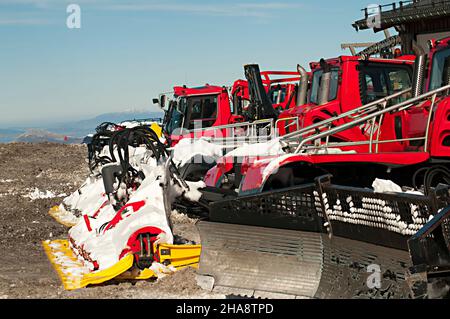 Schneepflüge parkten nach dem Abräumen der Pisten. Stockfoto