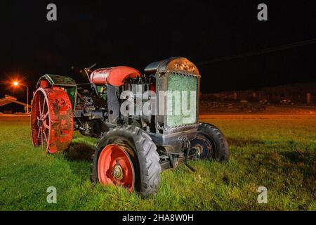 Antike Traktoren für die Dekoration restauriert. Stockfoto