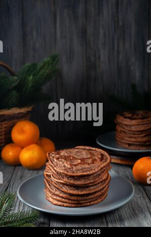 Hausgemachte Schokoladenpfannkuchen mit Mandarinen. Selektiver Fokus Stockfoto