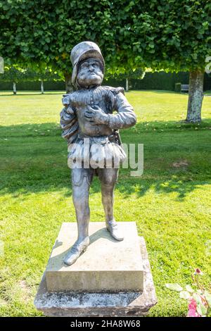 Statue im Rosengarten des Hauses Batemans Rudyard Kiplings, das jetzt dem nationalen Trust in burwash East Sussex gehört Stockfoto