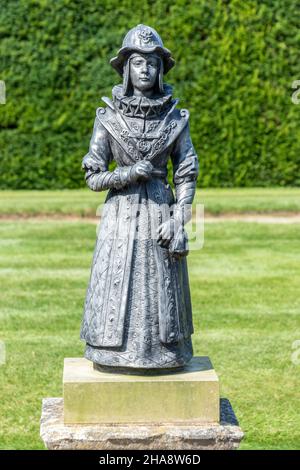 Statue im Rosengarten des Hauses Batemans Rudyard Kiplings, das jetzt dem nationalen Trust in burwash East Sussex gehört Stockfoto