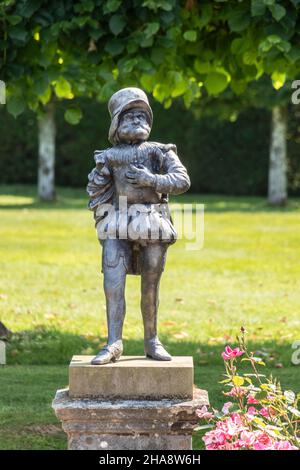 Statue im Rosengarten des Hauses Batemans Rudyard Kiplings, das jetzt dem nationalen Trust in burwash East Sussex gehört Stockfoto