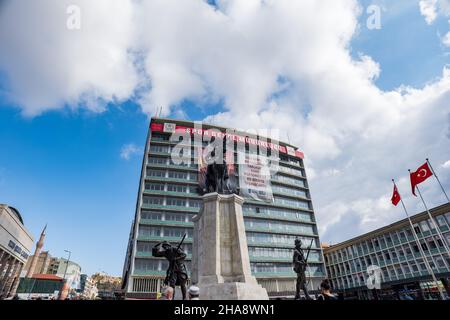 Türkei, Ankara - November 2021: Siegesdenkmal auf dem Ulus-Platz in Ankara. Das Wahrzeichen mit der Statue des Führers Atatürk in der Stadt Ankara Stockfoto