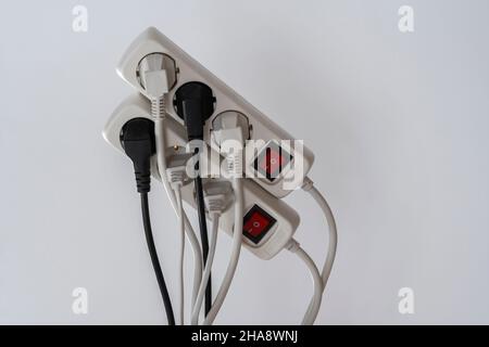 Die Kabel sind an die Stromschiene angeschlossen Stockfoto