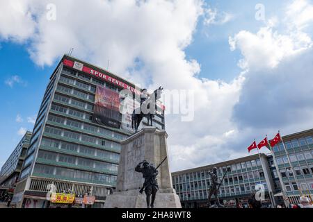 Türkei, Ankara - November 2021: Siegesdenkmal auf dem Ulus-Platz in Ankara. Das Wahrzeichen mit der Statue des Führers Atatürk in der Stadt Ankara Stockfoto