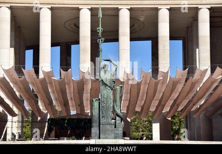 Das Palais de Tokyo, ein Meisterwerk des Art déco-Bauwerks in Paris. Die Skulptur stellt Frankreich dar und wurde vom Künstler Antoine Bourdelle geschaffen. Stockfoto