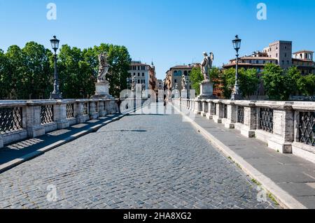 Blick auf die Engelsburg von der Engelsburg an einem sonnigen Tag über den Tiber in Rom Stockfoto