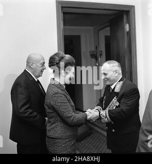 Warszawa, 1969-11-07. Ambasador Zwi¹zku Socjalistycznych Republik Radzieckich (ZSRR) w Polsce Awierkij Aristow, dla uczzenia 52 rocznicy Rewolucji paŸdziernikowej wyda³ w budynku ambasady oficjalne przyjêcie, na które zaproszeni zostali przedstawiciele najwy¿szych w³adz partyjnych i pañstwowych. NZ. premier Józef Cyrankiewicz (L), Awierkij Aristow. Ad PAP/Stanis³aw Czarnogórski Warschau, 7. November 1969. Der Botschafter der Union der Sozialistischen Sowjetrepubliken (UdSSR) in Polen Averki Aristov gab den Vertretern der Staats- und Parteibehörden im Gebäude der Russ eine offizielle Partei Stockfoto