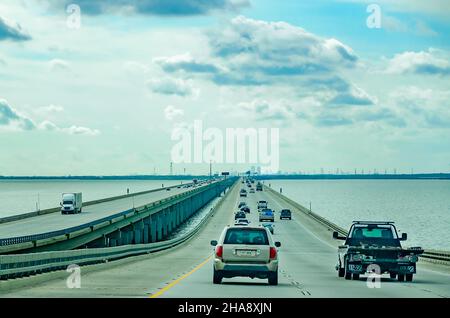 Fahrzeuge fahren über die I-10 Twin Span Bridge über den Lake Pontchartrain, 6. Dezember 2021, in New Orleans, Louisiana. Stockfoto