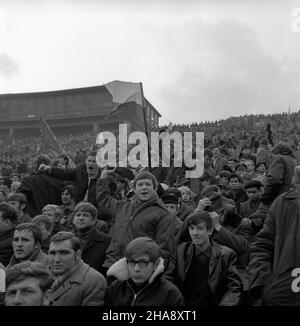 Warszawa, 1969-11-09. Ostatni mecz eliminacyjny Mistrzostw Œwiata 1970 w pi³ce no¿nej. Na Stadion Dziesiêciolecia reprezentacja Polski pokona³a zespó³ Bu³garii 3:0. Dwie bramki zdoby³ Andrzej Jarosik, trzeci¹ Kazimierz Deyna. NZ. kibice. uu PAP/Muszyñski Warschau, 9. November 1969. Das letzte Qualifikationsspiel für die Europa-Fußball-Meisterschaft 1970 startete am Sonntag um 1200 Uhr im Dzierieciolecia-Stadion. Die polnische Mannschaft gewinnt mit Bulgarin 3 zu 0. Zwei Tore schoss Andrzej Jarosik und der dritte von Kazimierz Deyna. Im Bild: Fans. uu PAP/Muszynski Stockfoto