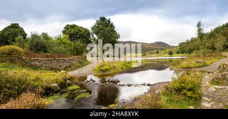 Großbritannien, Cumbria, Allerdale, Watendlath, ford über Watendlath Beck am Tarn, Panorama Stockfoto