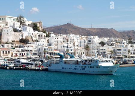 Insel Naxos - Griechenland - September 21 2009 : wunderschöner historischer Hafen. Eine sonnige Sommerlandschaft. Blauer Himmel und Kopierbereich. Stockfoto