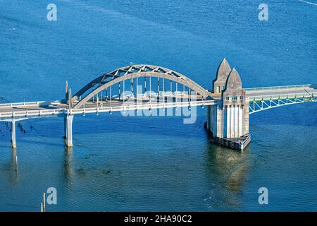 Eine Luftaufnahme der Siuslaw River Bridge in Florence, Oregon, USA Stockfoto