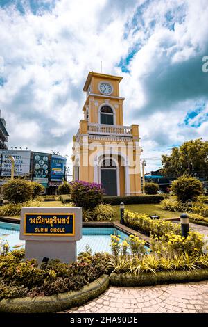 Phuket, Thailand - Dezember 2021: Phuket Town Clock Tower im Kreisverkehr im Stadtzentrum von Phuket, Thailand. Ein Wahrzeichen der Stadt Phuket, Stockfoto