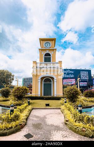 Phuket, Thailand - Dezember 2021: Phuket Town Clock Tower im Kreisverkehr im Stadtzentrum von Phuket, Thailand. Ein Wahrzeichen der Stadt Phuket, Stockfoto